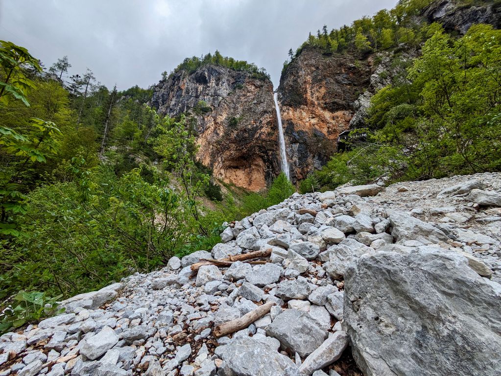 Prachtige waterval Logarska Valley